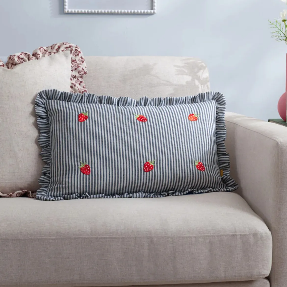 Coussin Les fruités brodé Fraises - 30 x 50 cm