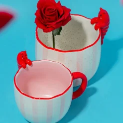 Mug peeking Lobster