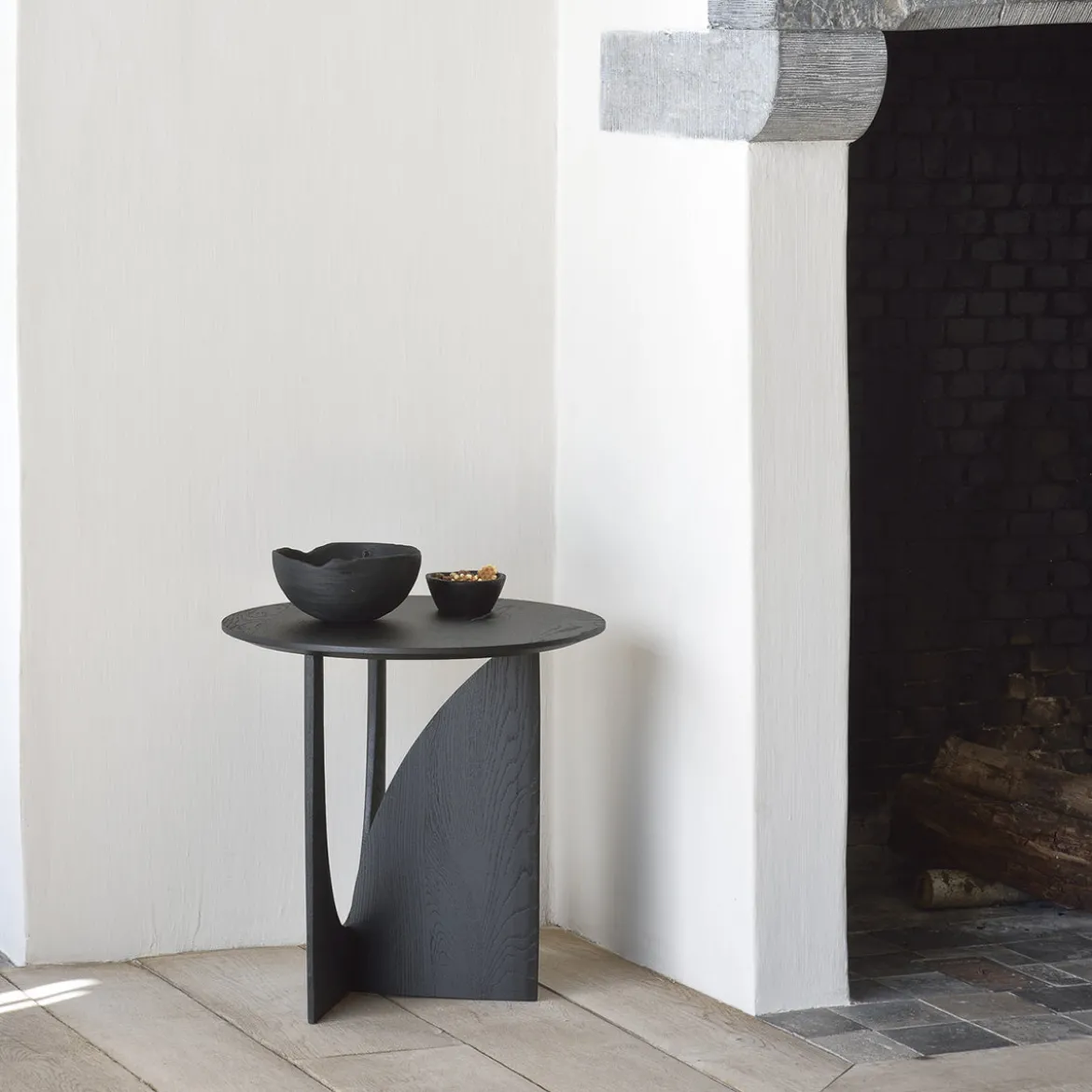 Table d'appoint Geometric en chêne noir verni - Ø 51 x h 50 cm