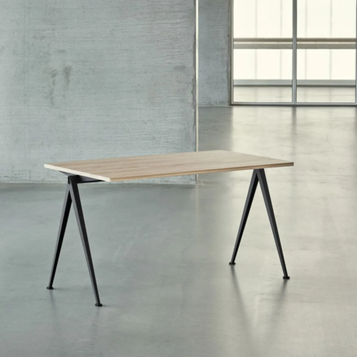 Table Pyramid 01 Base noire & Plateau chêne mat lacqué